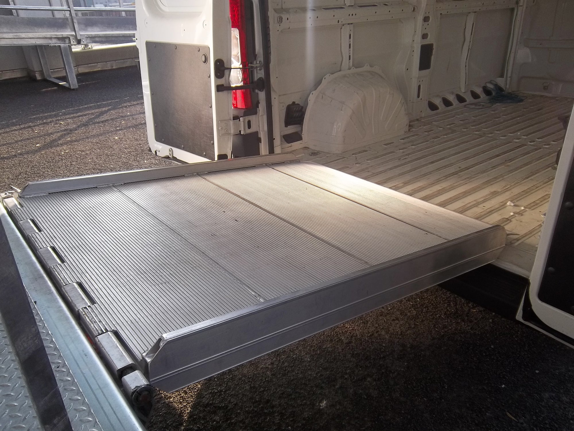 GAS - SLIDING MANUAL RAMP WITH GAS STRUT ASSISTANCE – TM PEDANE