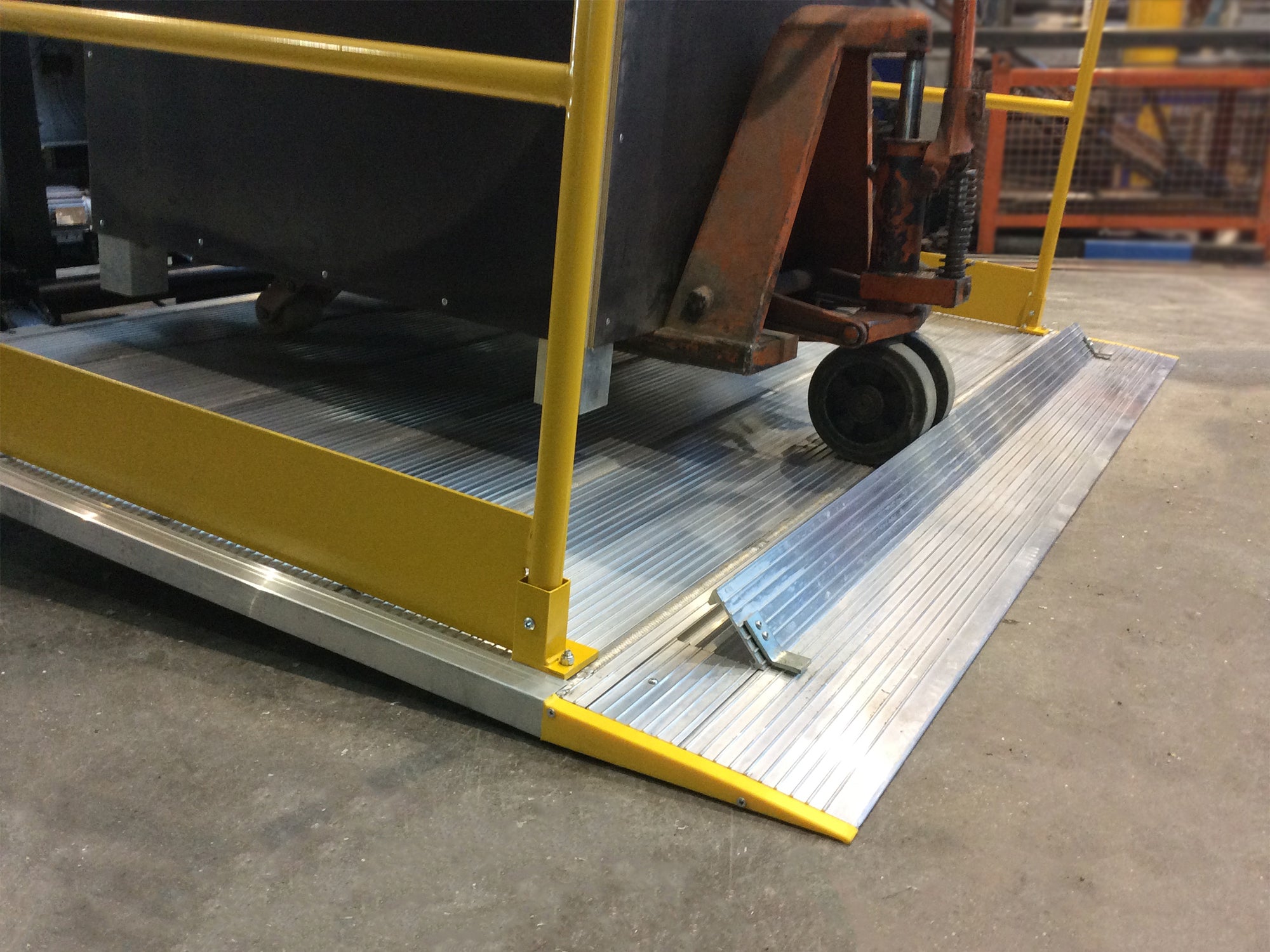 QUEEN - HYDRAULIC LIFTING PLATFORM FROM BAY TO STREETFLOOR – TM PEDANE