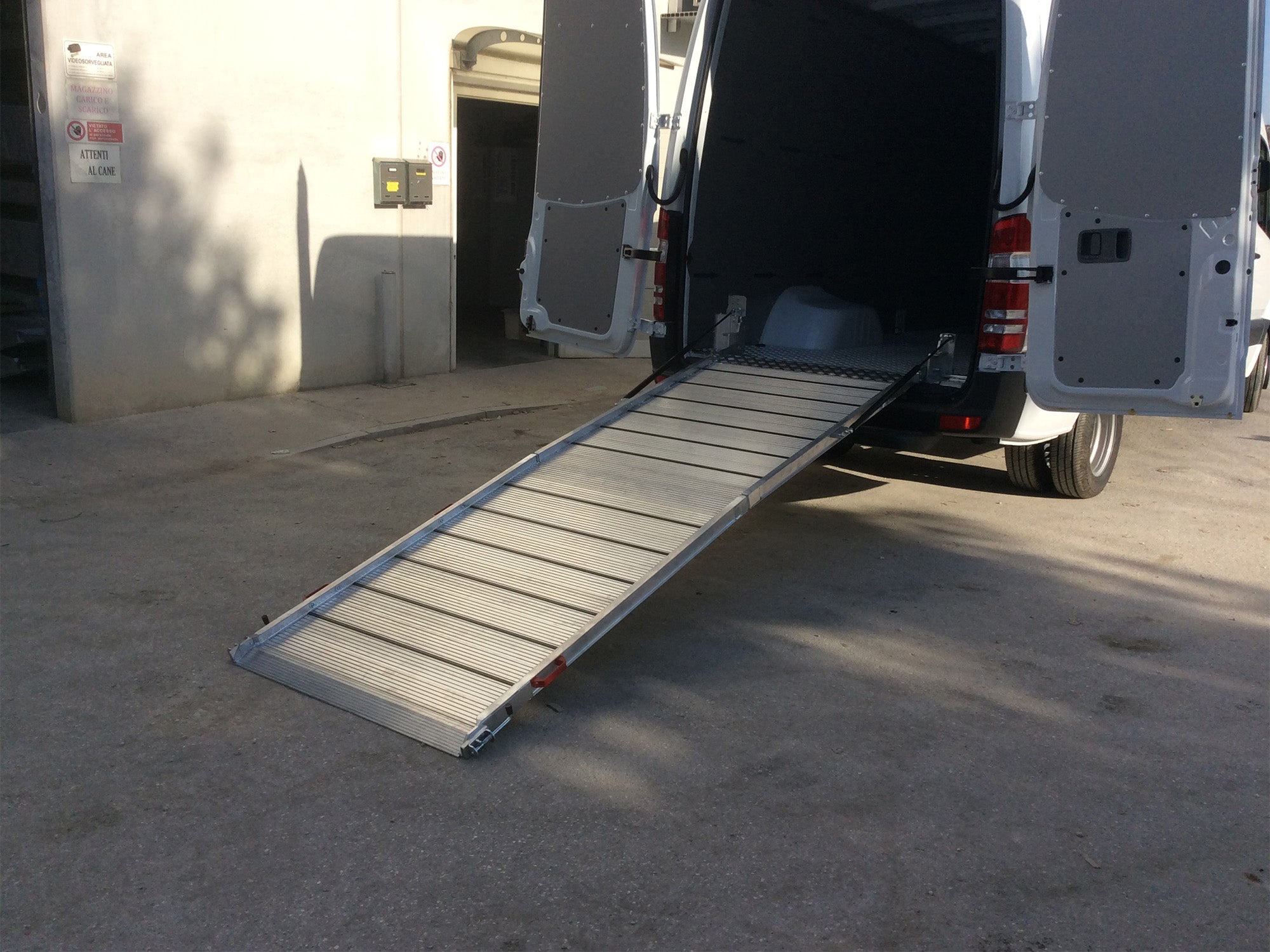 SUPER.MARIO - ALUMINUM VAN FIXED FOLDING RAMP – TM PEDANE